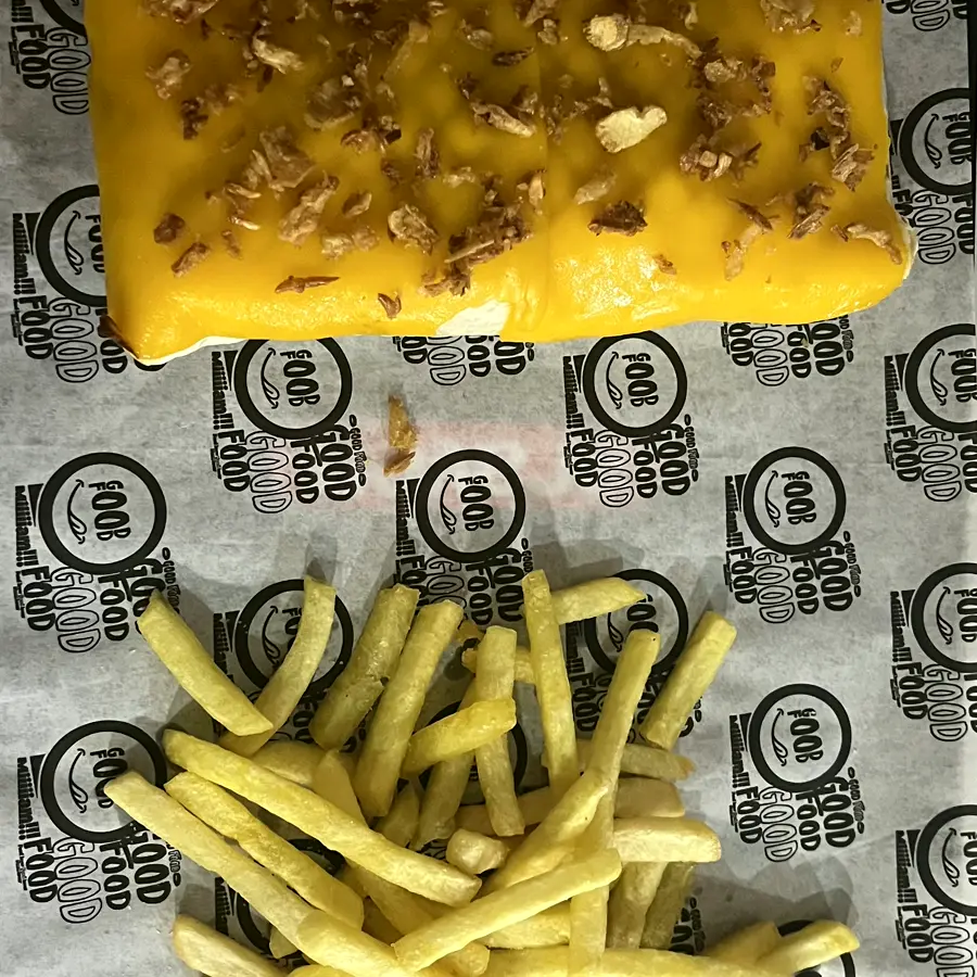 French tacos cubierto de cheddar y cebolla crujiente con patatas